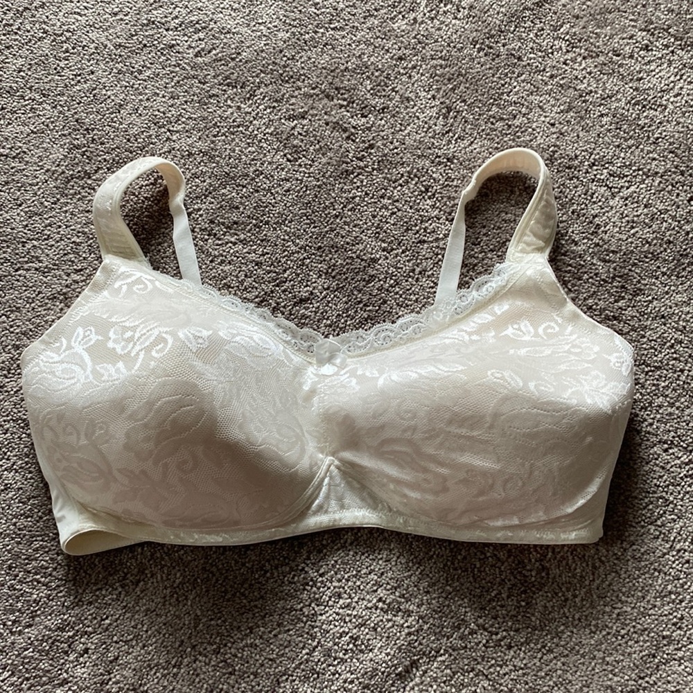 Q-T Intimates White Lace Underwire Bra SIZE 42D Full Coverage Adjustable Straps